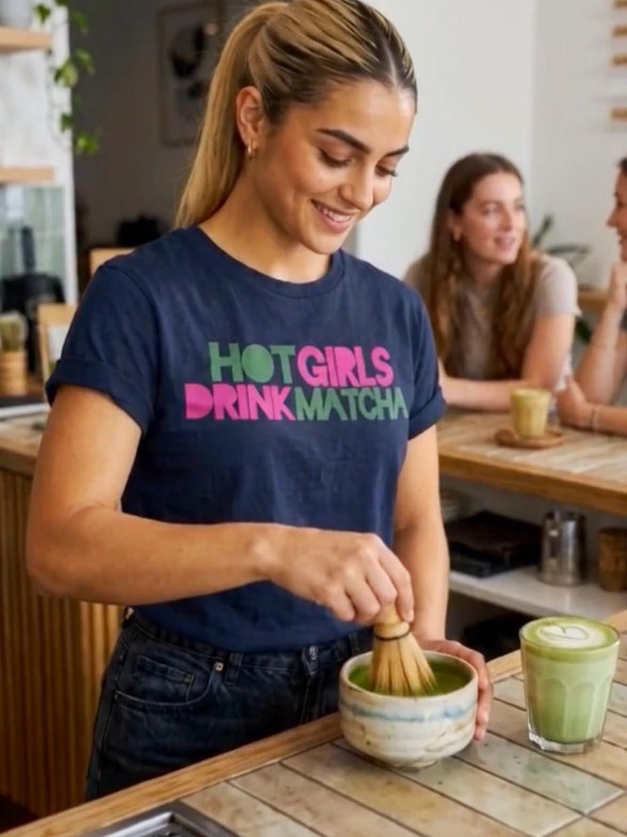 T Shirt "HOT GIRLS DRINK MATCHA"