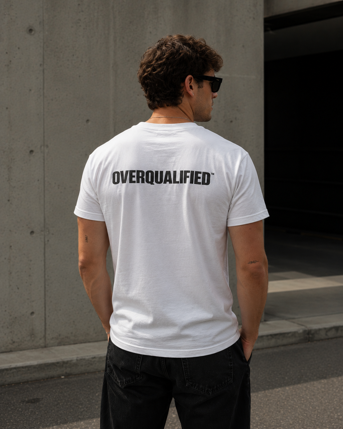 T Shirt "OVERQUALIFIED"