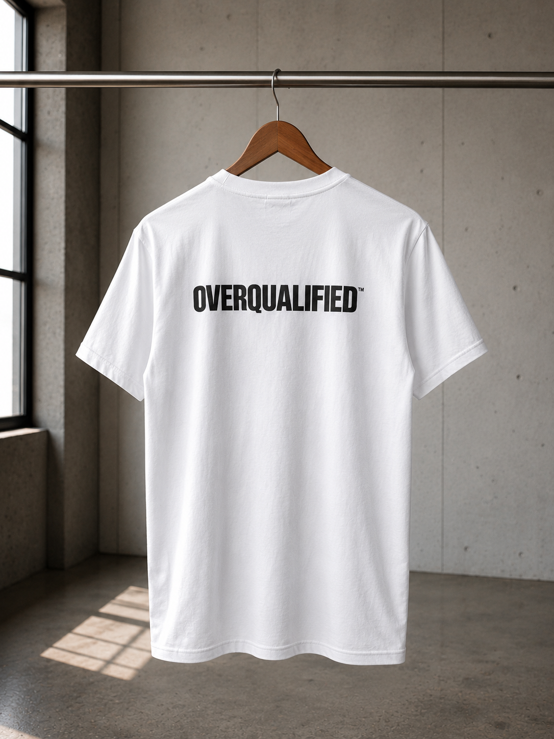 T Shirt "OVERQUALIFIED"