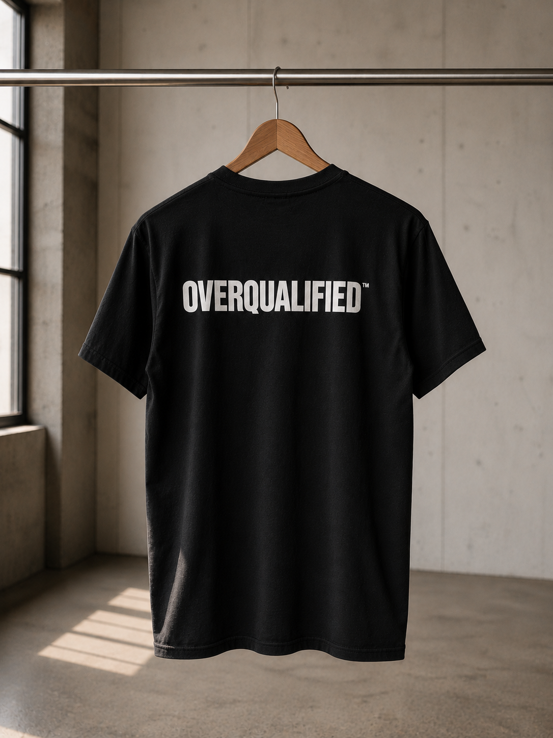 T Shirt "OVERQUALIFIED"