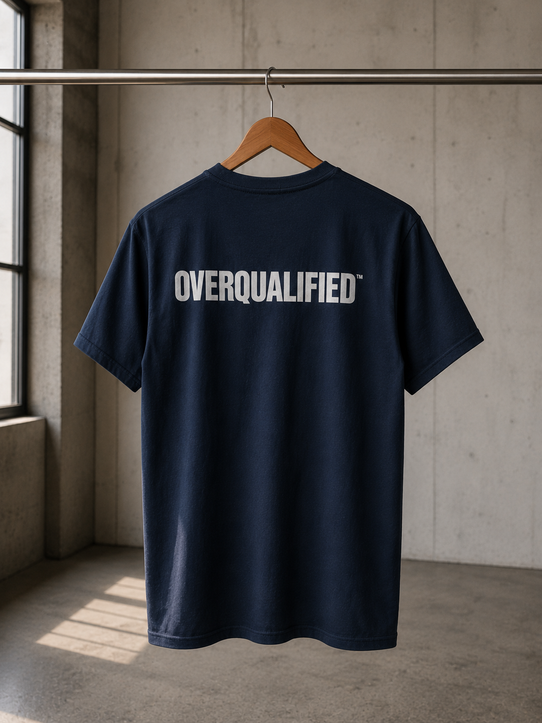 T Shirt "OVERQUALIFIED"