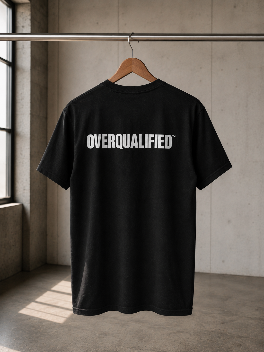 T Shirt "OVERQUALIFIED"