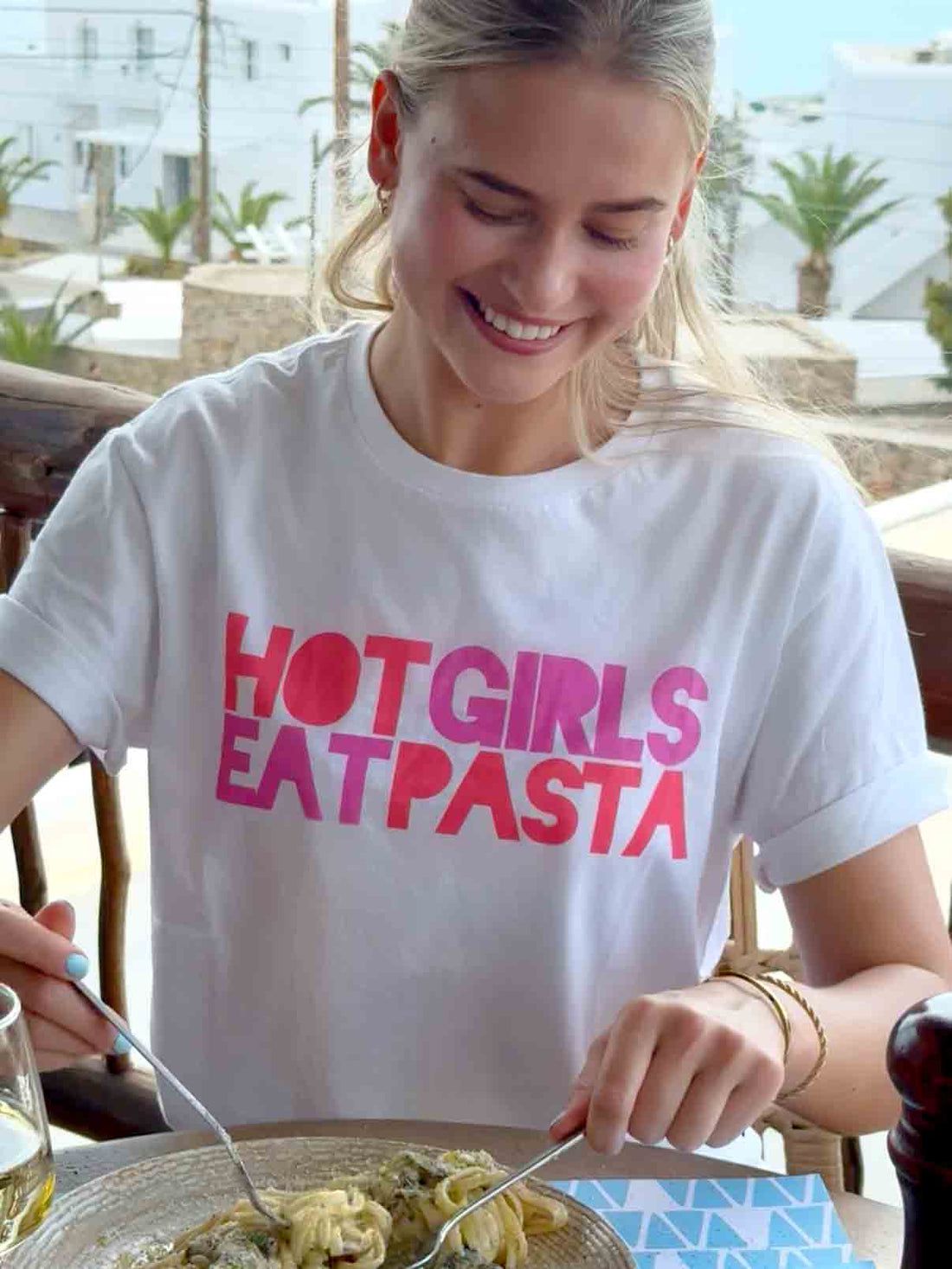 T-Shirt "HOT GIRLS EAT PASTA"