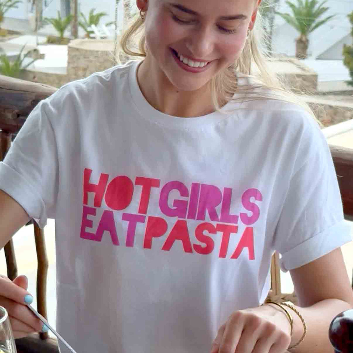 T-Shirt "HOT GIRLS EAT PASTA"