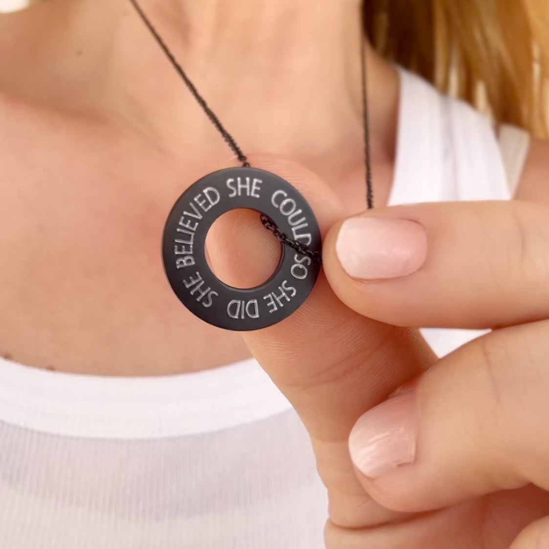 ''SHE BELIEVED SHE COULD SO SHE DID'' / N*FINITY Halskette groß