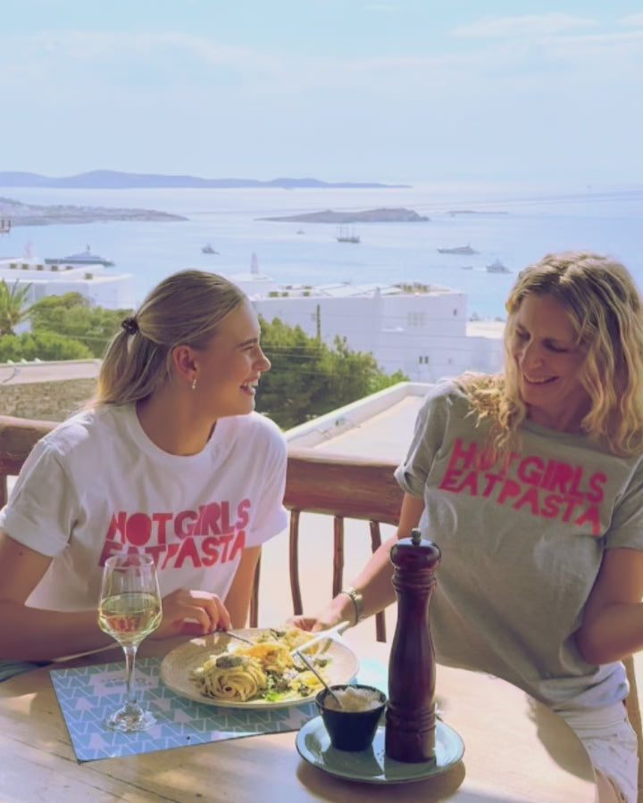 T-Shirt "HOT GIRLS EAT PASTA"